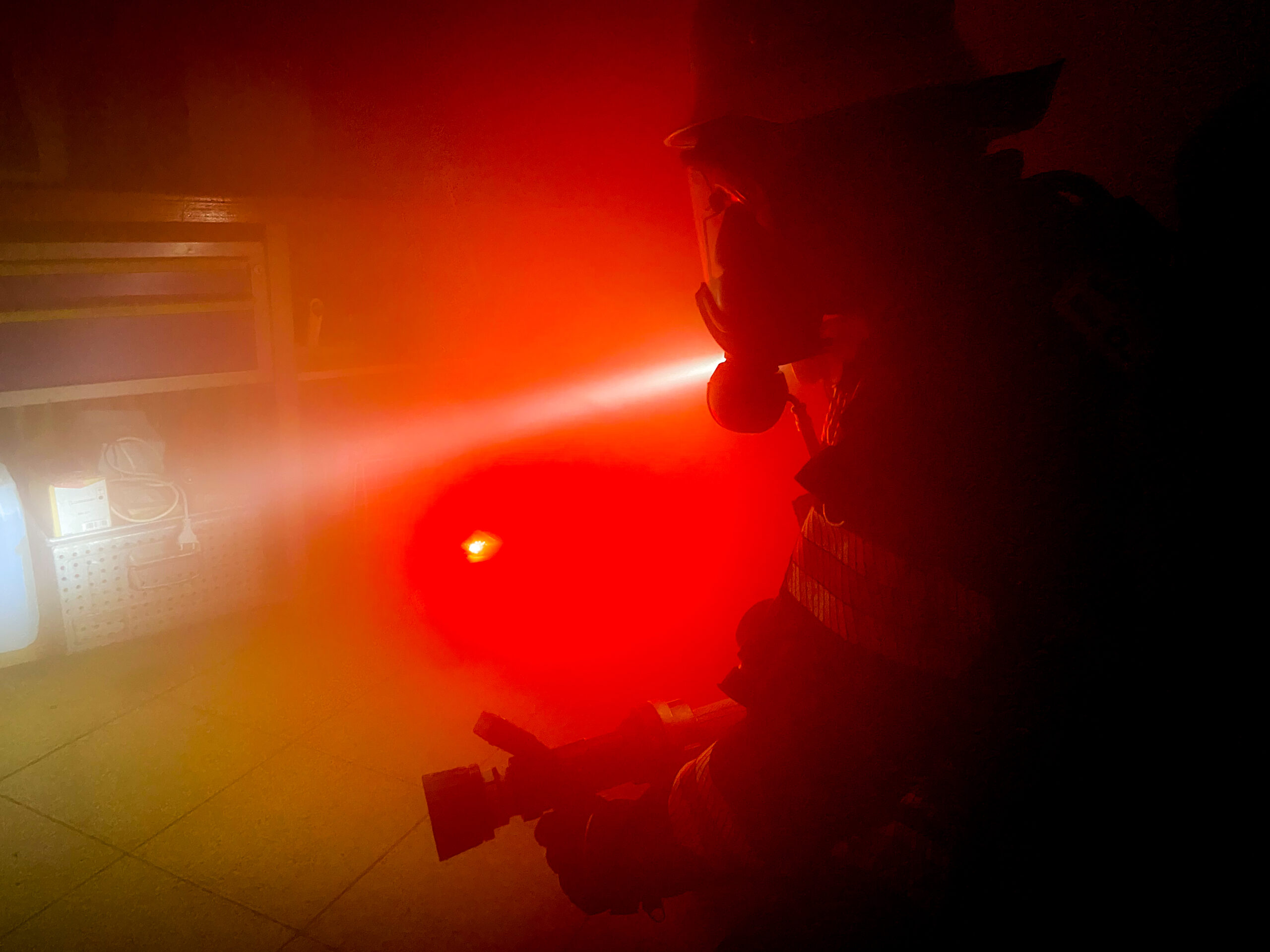 Feuerwehrmann unter schwerem Atemschutz bei einer Übung