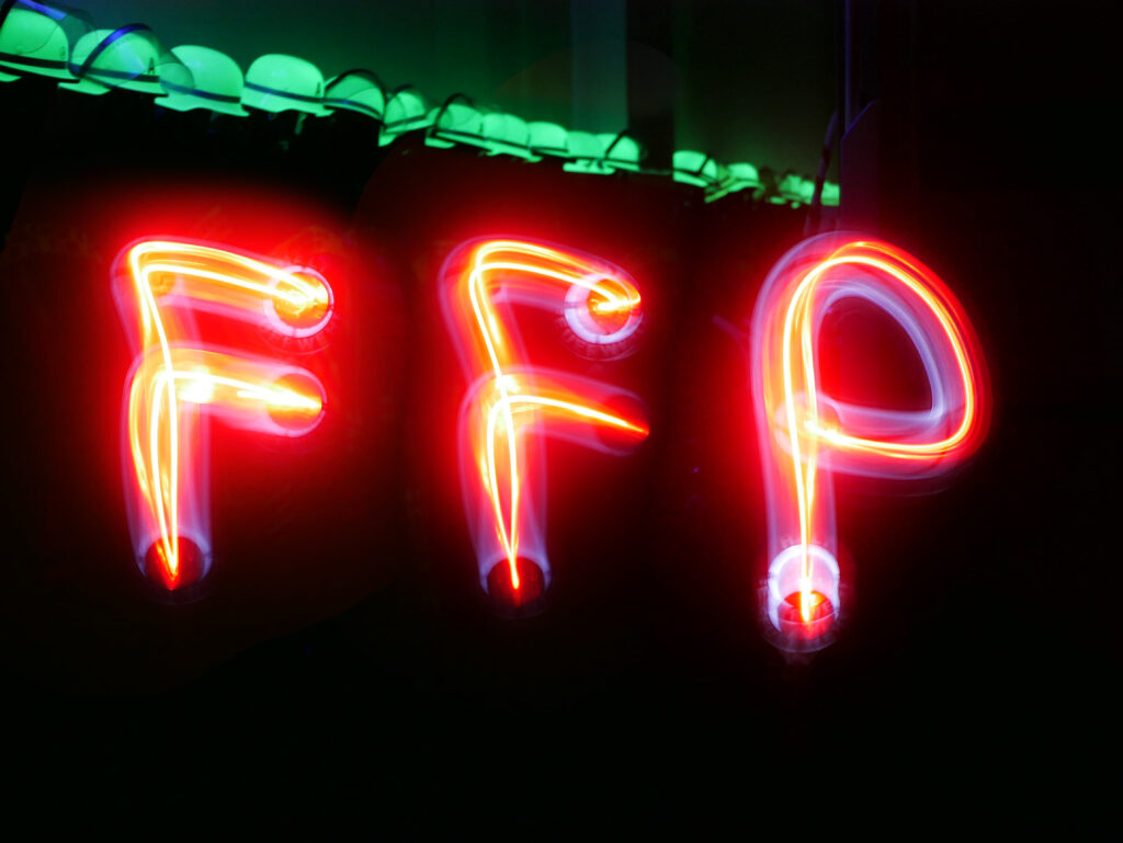 Symbolbild FFP, Langzeitbelichtung einer Winkerkelle