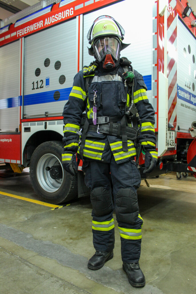 Feuerwehrmann unter schwerem Atemschutz 