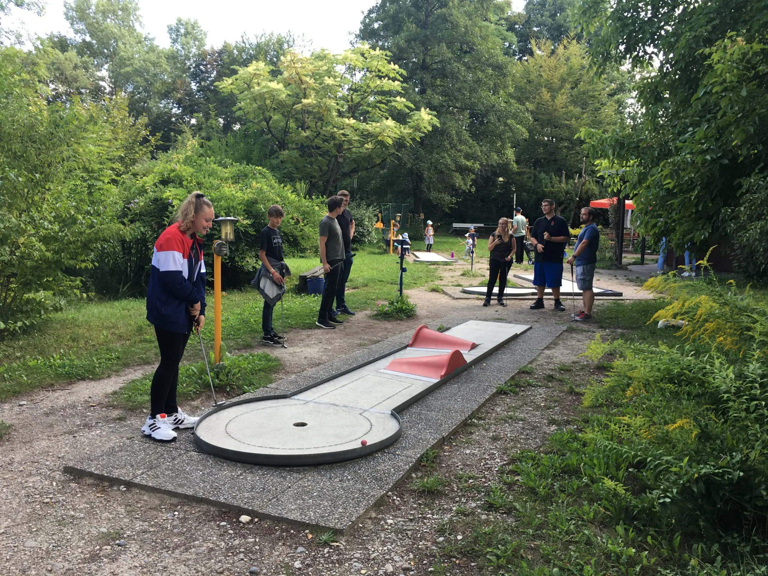 Jugendliche auf dem Minigolf-Platz