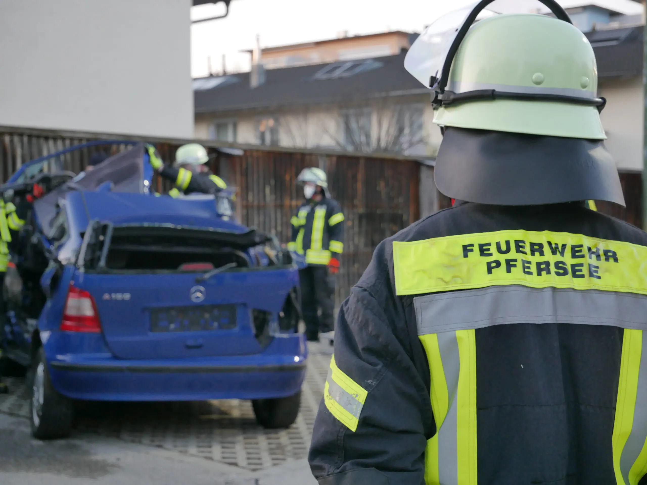 Feuerwehrangehöriger vor verunfalltem PKW